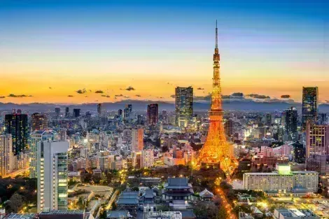 Le soleil se couche sur la tour de Tokyo et sur la mégalopole japonaise