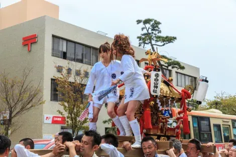 Parade de mikoshi dans la rue Wakamiya-oji, à Kamakura lors du festival