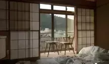 À l'intérieur d'une maison japonaise avec un balcon