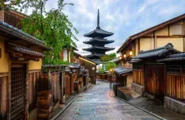 Walk on the streets close to Yasaka pagoda, in Gion, Kyoto old town
