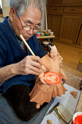 Kuniaki  Takeyoshi, master doll craftsman at work