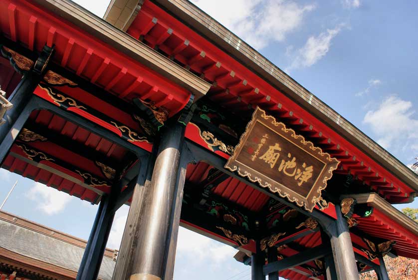 Chuomon Gate, Honmyo-ji Temple, Kyushu, Japan.