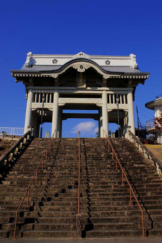 Niomon Gate at Honmyo-ji Temple, Kumamoto, Kyushu, Japan.