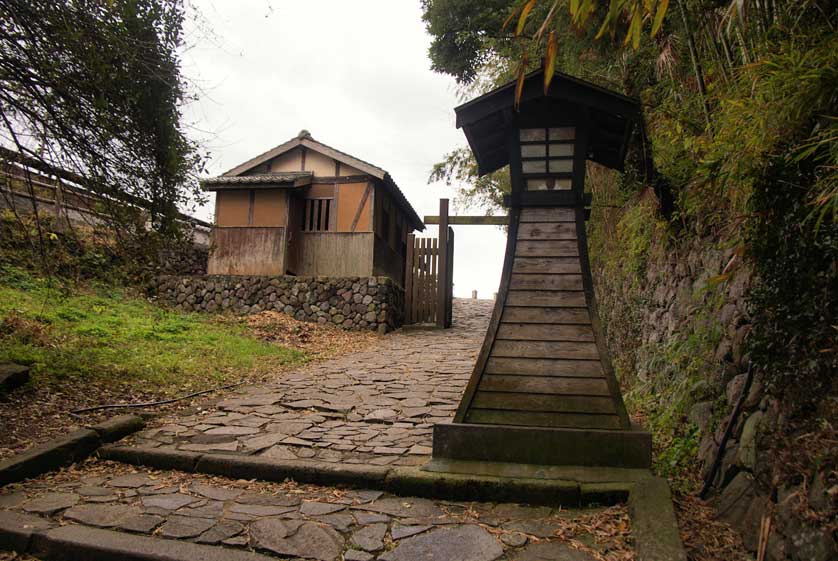 Guardhouse and lantern at the entrance to the samurai quarter on Kitadai.