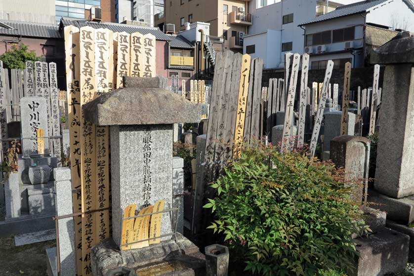 Tenshoji Cemetery, Teramachi, Kyoto.