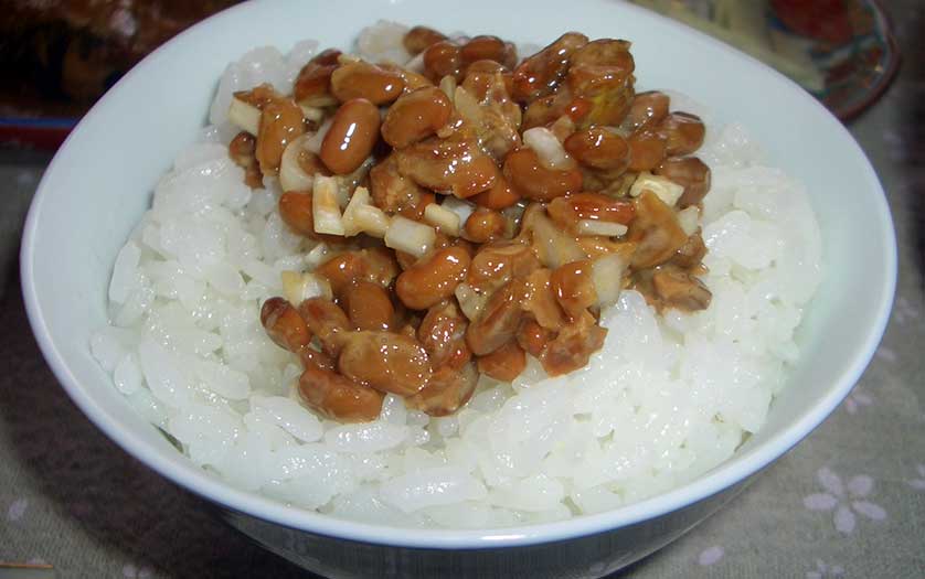 Natto and cut Welsh onion on rice.