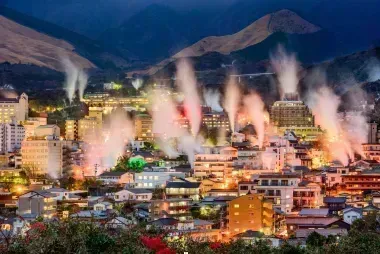 Popular destination for the Japanese, Beppu, the resort with thousands of thermal springs welcomes visitors who come to bask in volcanic waters all year round.