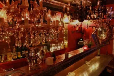 Le bar de l'Albatross G-bar dans l'immeuble Golden Gai, contraste saisissant entre la tranquillité et le frénésie de Kabukicho.