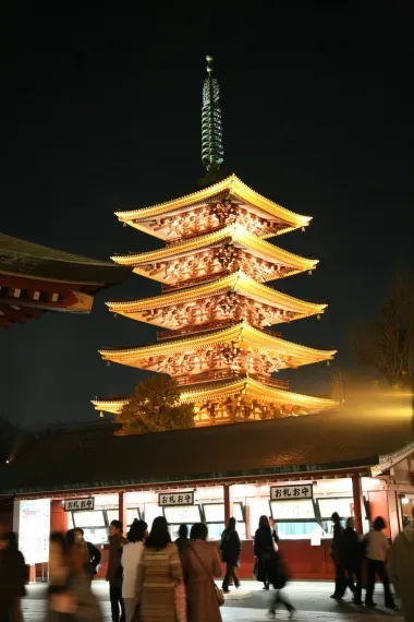 La pagode à 5 étages borde le temple Sensô-ji d'Asakusa (Tokyo).
