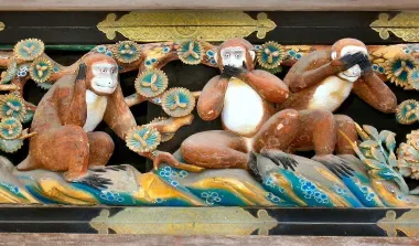 Les trois singes de la sagesse, gravés dans le bois du fronton de l'écurie du Tosho-gu, font partie des symboles de Nikko.