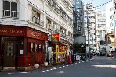 A Daikayama wedged between Shibuya, Ebisu and Nakameguro, pretty small bakeries used to enjoy French or Viennese pastries in Tokyo.