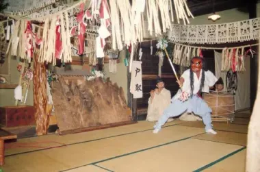 Une représentation de danse kagura, à Takachiho.