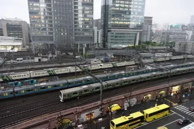 Le ballet des trains JR depuis le Kitte Garden en face de la grande gare de Tokyo