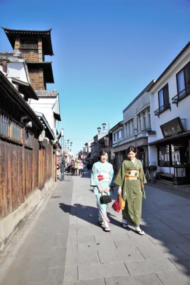 Jeunes filles en kimono dans une rue de Kawagoe
