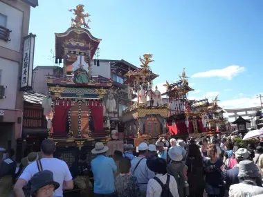 Desfile de carrozas durante el Takayama Matsuri en octubre