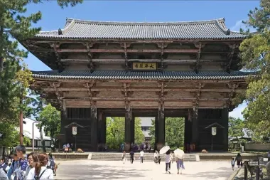 Large gate at the entrance of Todai-ji