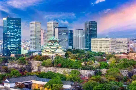 Le château d'Osaka au Japon est entouré par les gratte-ciel du centre d'affaires de la ville