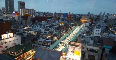 Sensoji vue de nuit depuis le Asakusa Information Center 