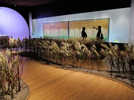 Suntory Museum in Akasaka is dedicated to the art &#39;crafts presents over three thousand objects.