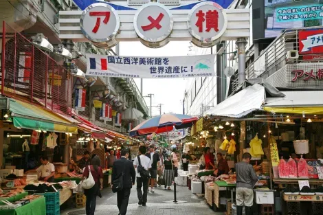 La rue commerçante d'Ameyoko relie les gare de Ueno et d'Okachimachi.