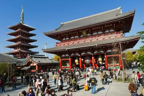The Port of Thunder, Kaminari-mon, marks the entrance to the Sensoji Temple in Asakusa (Tokyo).
