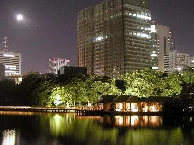 Le Hama-Rikyu Onshi Teien à Tokyo est constitué de trois lac et de deux îlots abritant une maison de thé. 