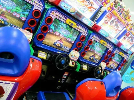 Nelle numerose sale di arcade di Tokyo, i giocatori possono trovare tutti gli stili di gioco.
