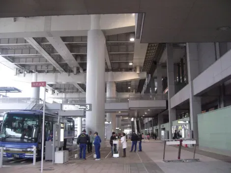 Terminal des bus limousines qui relient l'aéroport à de hauts lieux touristiques à Osaka notamment.