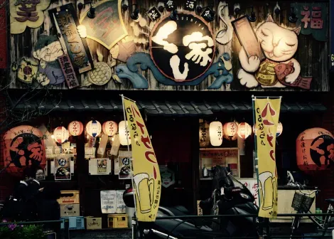 Parfois, le maneki-neko est peint directement sur la devanture des restaurants.
