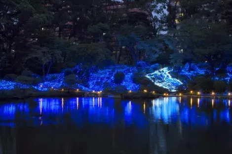 Las decoraciones con las luces LED durante el Tanabata en el jardín Shukkei-en de Hiroshima. 
