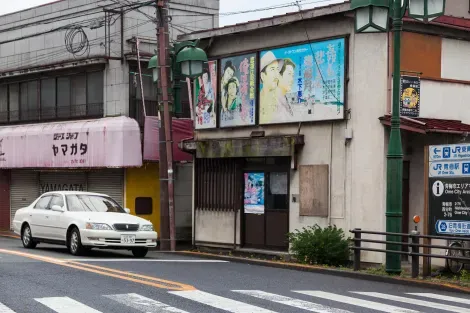 Rue typique d’ Ōme avec ses affiches de cinéma