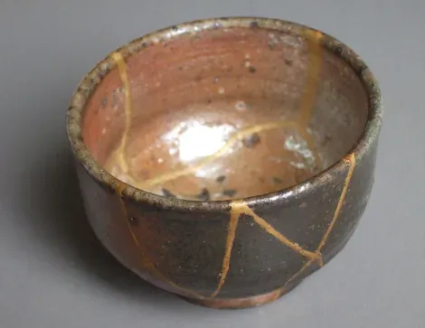 Une céramique japonaise réparée à la poudre d'or