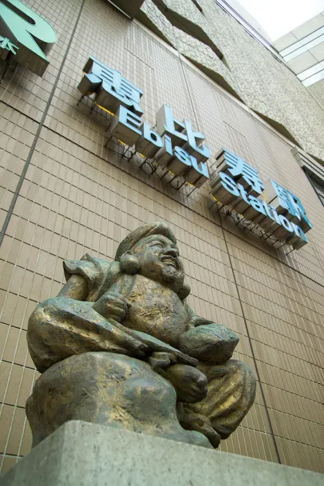 La statue d"Ebisu devant la gare JR Ebisu