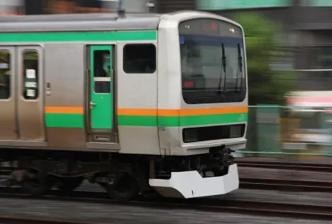 Un train sur la JR Tôhoku Main line pris en filé depuis Uguisudani