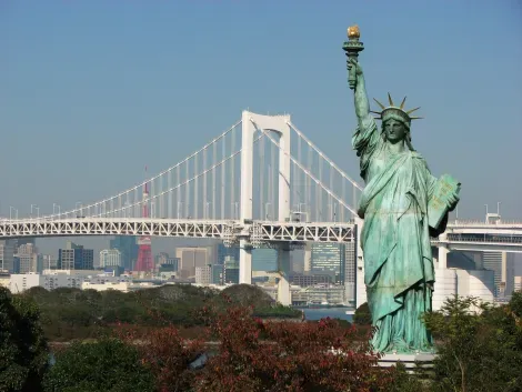 La statue de la Liberté d'Odaiba et le Rainbow Bridge