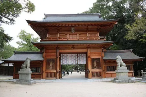 Oyamazumi_-_shrine_Roumon_gate