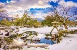 Kenroku-en garden, one of the 3 most beautiful in Japan : a must-see in Kanazawa, especially in Winter