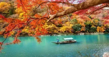 Fluss in Arashiyama im Herbst: berühmte touristische Stätte in Kyoto zu besuchen