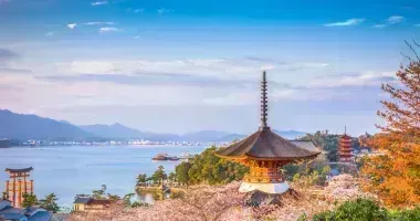 L'isola di Miyajima e il suo torii con i piedi nell'acqua, merita una visita al largo di Hiroshima