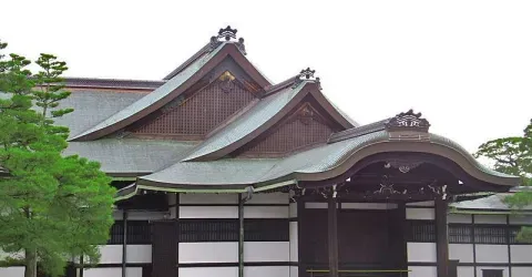 There remain only two teahouses, Seika-tei and Yushin-tei, the former residence of the emperor lies in the Kyoto Imperial Palace.