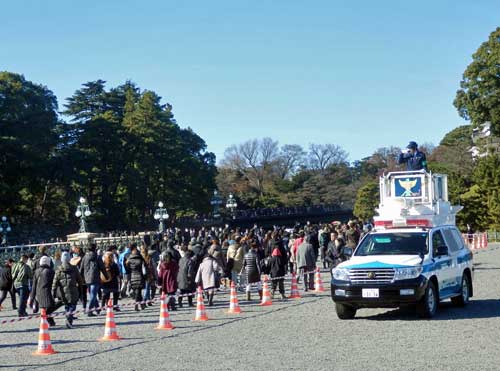 Visitors entering the Imperial Palace (Kokyo).
