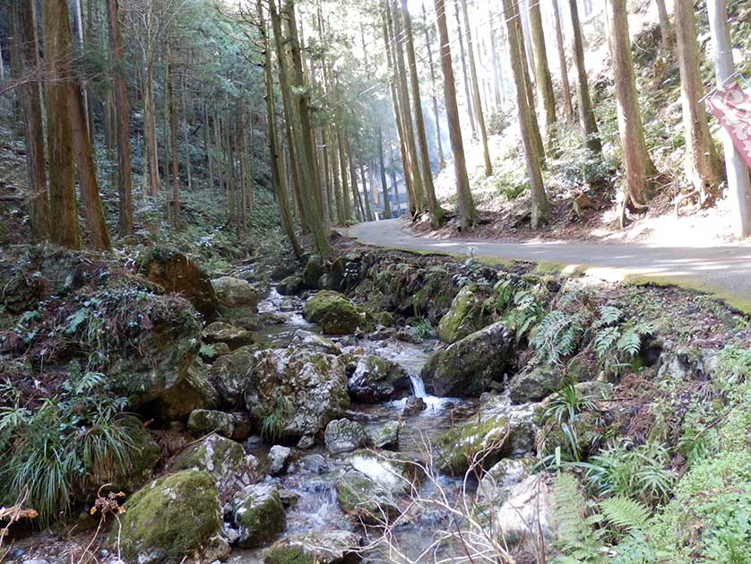 The road towards the Three Waterfalls of Kuroyama.