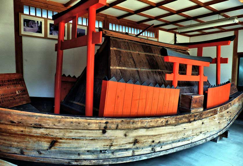 A replica of the boat used by monks at Fudarakuji Temple to journey to paradise.
