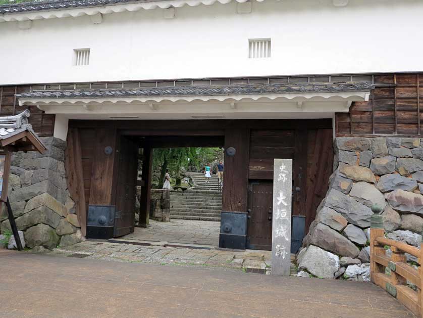 Entrance gate to Ogaki-jo, Ogaki, Gifu Prefecture.