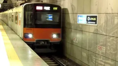 Train arriving at Motomachi-Chukagai Station, Yokohama