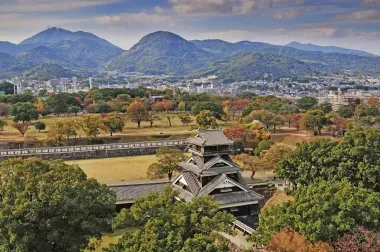 Blick auf die Burg Kumamoto und die Landschaft von Kumamoto