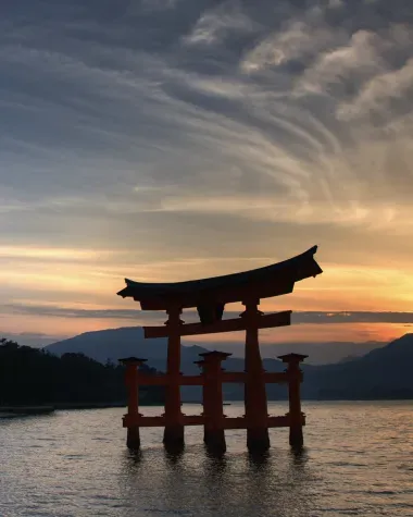 Porta torii del santuario di Itsukushima sull'isola di Miyajima, Hiroshima, Giappone