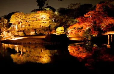 Le jardin Rikugi-en illuminé