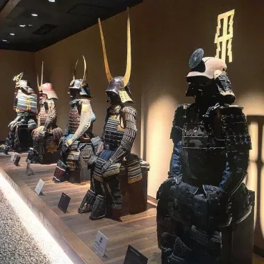 Armures de samouraïs au musée du samouraïs de Shinjuku à Tokyo