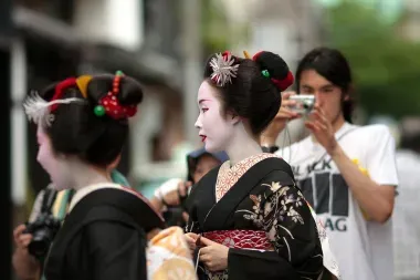 Les festivaliers saisissent l'occasion de prendre en photo les maiko